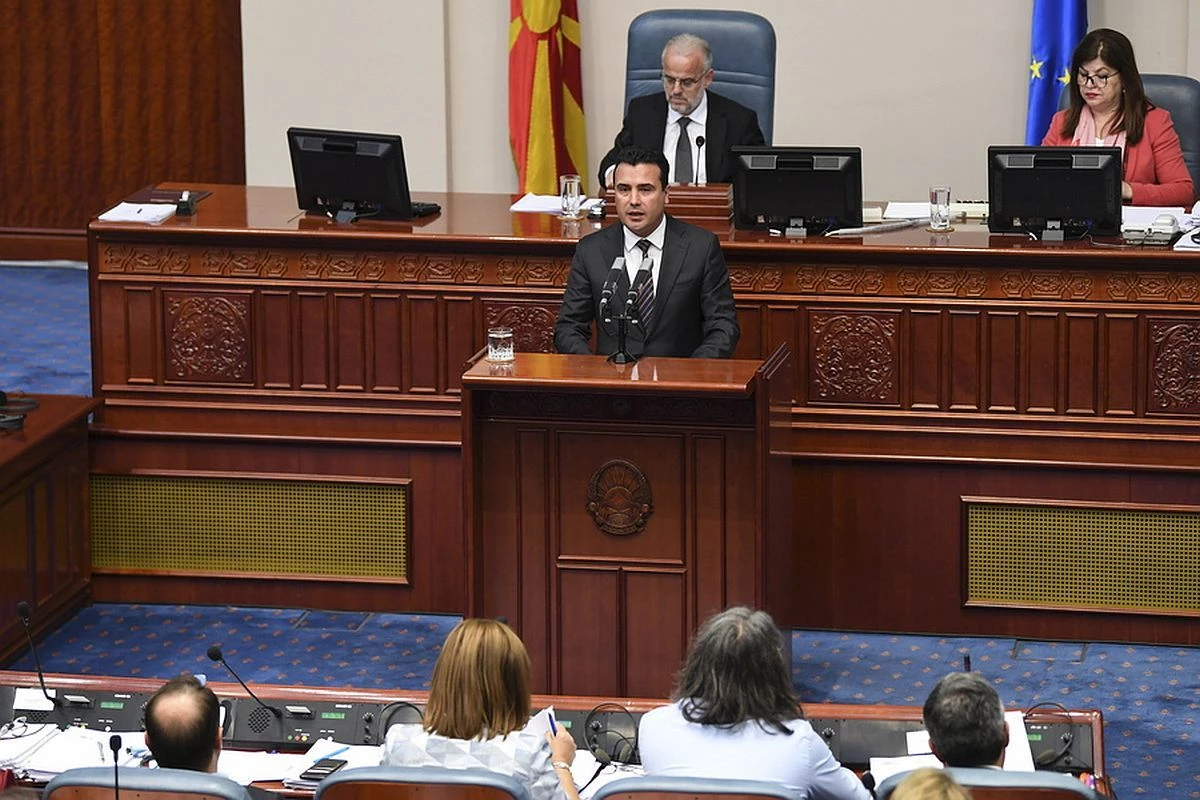«Ναι» από τη σκοπιανή Βουλή και στα τέσσερα σχέδια τροπολογιών του Συντάγματος